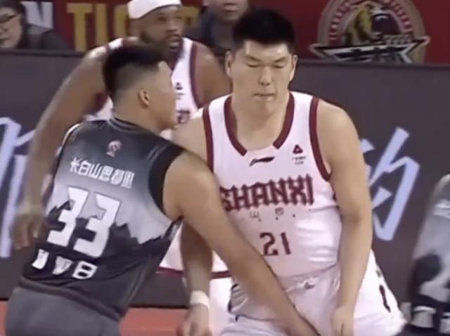 九游官网-故意击打刘传兴下体,官方:吉林球员曾繁日停赛两场,罚款10万