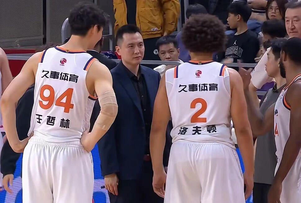 上海男篮14连胜，卢伟赛后发言体现智慧，洛夫顿引卢伟不满被喷！